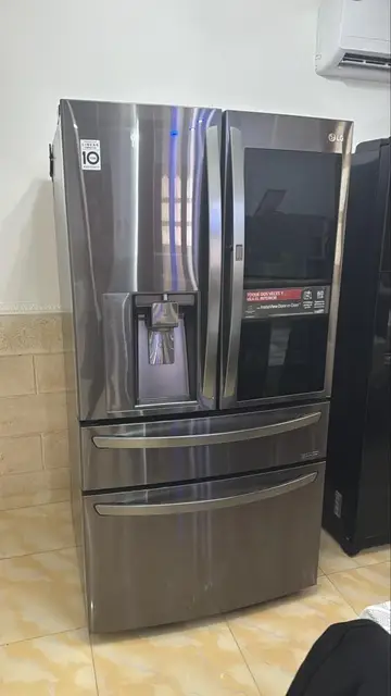 Refrigerador LG InstaView negro de cuatro puertas