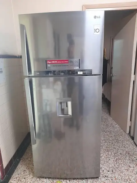 Refrigerador LG top-freezer Linear con dispensador